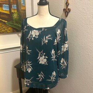 Floral Dark Green Women's Top - EUC